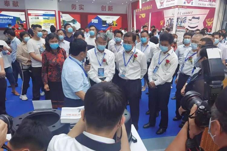 熱烈歡迎梁山縣委賈書記陪同國家市場(chǎng)監(jiān)管總局丁司長(zhǎng)、國家工信部裝備司王司長(zhǎng)親臨正陽集團(tuán)展廳視察工作